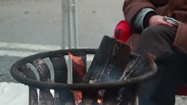 Hombre congelado calentamiento — Vídeos de Stock