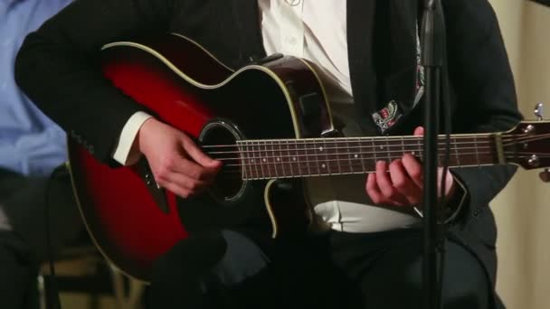 Παίκτης κιθάρα σε συναυλία — Αρχείο Βίντεο