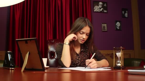 Femme d'affaires prenant des notes — Video