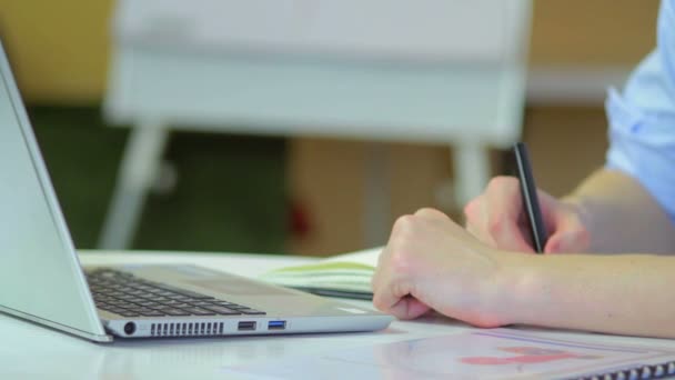 Geschäftsmann tippt auf Laptop — Stockvideo