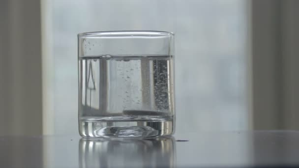 Comprimé dissolvant dans un verre d'eau 