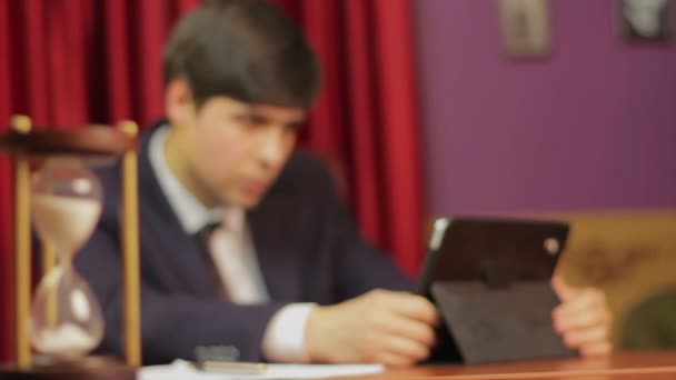 Hombre de negocios trabajando en la oficina — Vídeo de stock