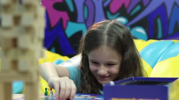 Girl playing board game — Stock Video