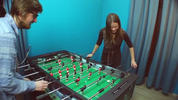 Casal jogar futebol de mesa — Vídeo de Stock