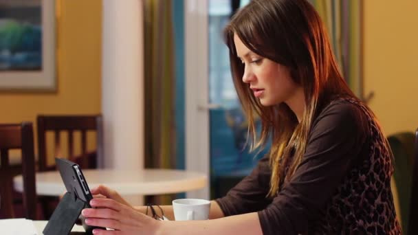 Frau liest Nachrichten auf Tablet — Stockvideo