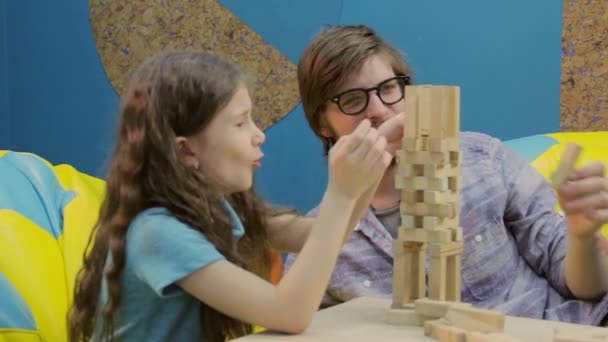 Kind spielt mit Erwachsenen — Stockvideo