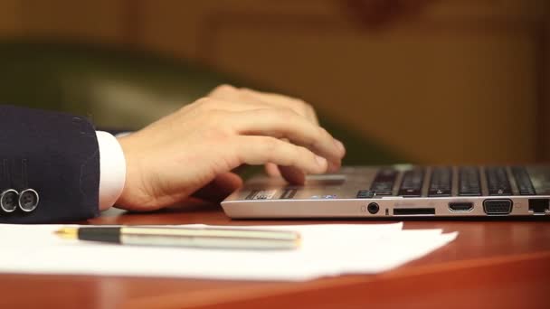 Hombre haciendo un trabajo meticuloso — Vídeos de Stock