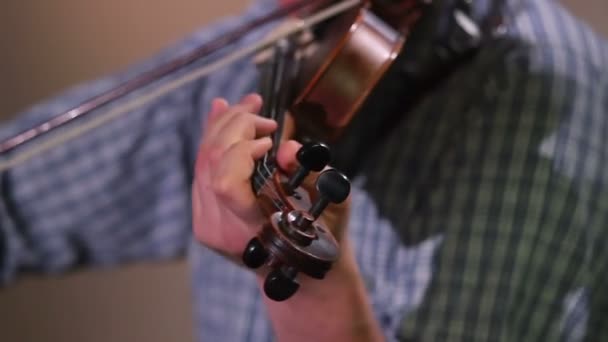 Männchen spielt Geige — Stockvideo