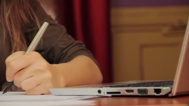 Бізнес-леді набирає нотатки на ноутбуці — стокове відео