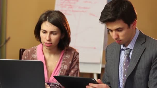 Empresário e mulher em reunião — Vídeo de Stock