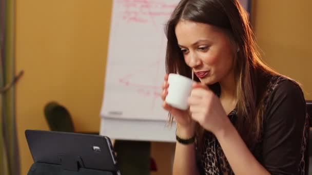 Mujer charlando a través de Internet — Vídeo de stock