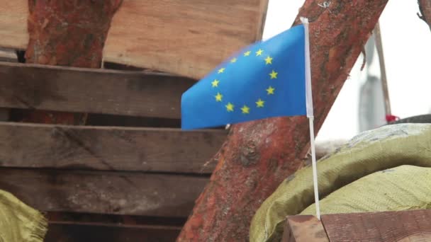 Флаг ЕС на деревянной баррикаде — стоковое видео