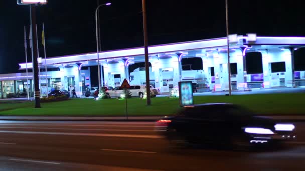Stacja benzynowa w nocy — Wideo stockowe