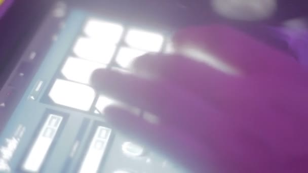 Les mains de Dj appuyant sur les touches — Video