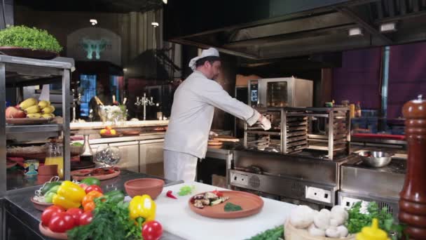 Restaurant cook nemen biefstuk uit grill — Stockvideo