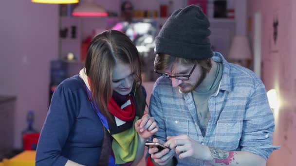 Casal usando telefone celular — Vídeo de Stock