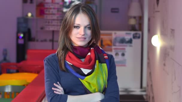 Mujer sonriendo en la cafetería — Vídeos de Stock