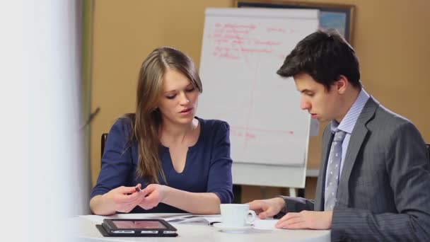 Affärsmannen och kvinna läser diagram — Stockvideo