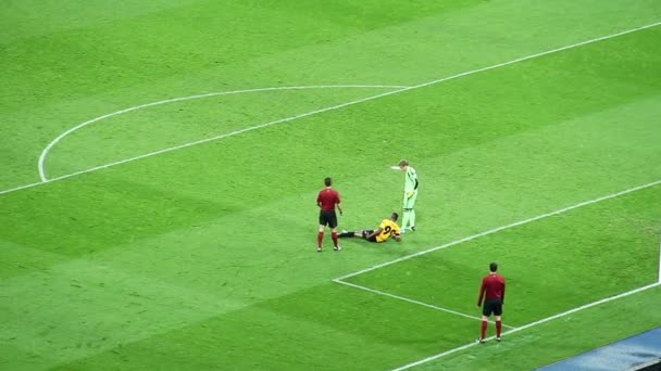 Injured player on football field pitch — Stock Video