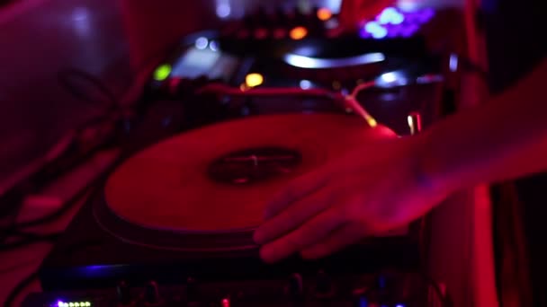 Dj hands on spinning turntable — Stock Video