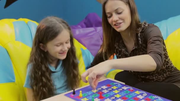 Meninas jogando jogo de tabuleiro — Vídeo de Stock