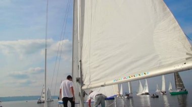 Denizciler yat güvertede çalışma