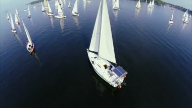 Açık denizde Yelkenli Yatlar