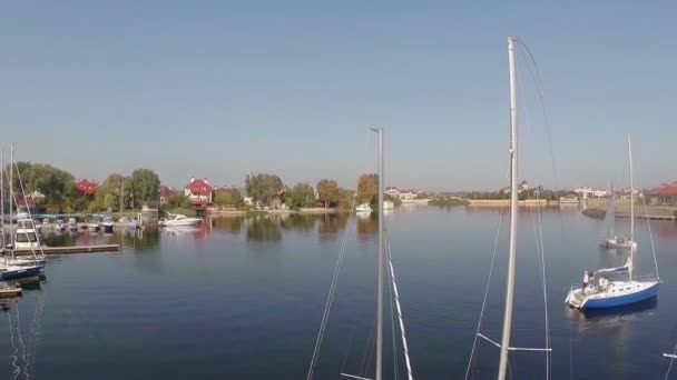 Veleros en el pequeño puerto — Vídeo de stock