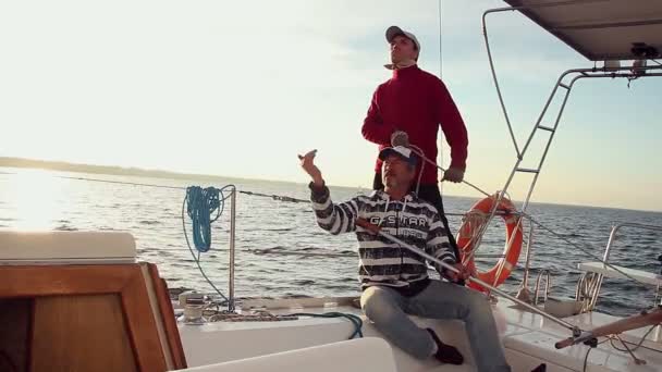 Friends navigate sailing yacht — Stock Video