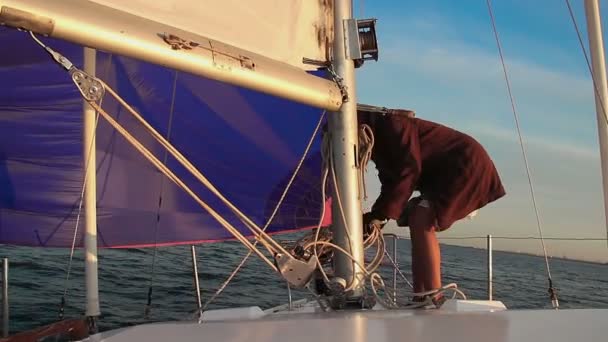 Femme travaillant sur le pont du yacht — Video