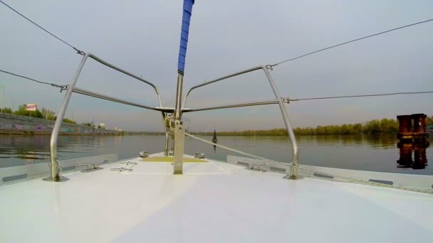 Segelboot passiert Boje — Stockvideo