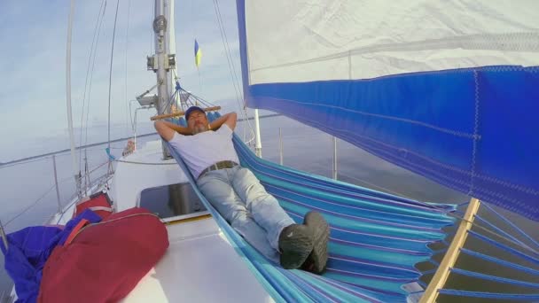 Man sleeping in hammock on yacht — Stock Video