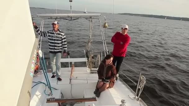 Familjesemester på yacht — Stockvideo