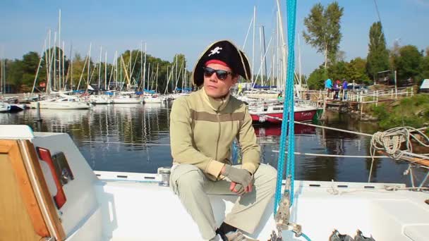 Maschio in cappello pirata nero — Video Stock