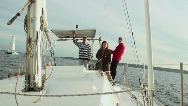 Marineros trabajando en la cubierta del yate — Vídeos de Stock