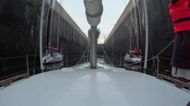 Лодка готова к проходу через шлюз — стоковое видео