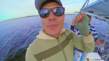 Erkekler üzerinde fast-yelkenli yat