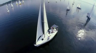 Yelkenli Yatlar sakin su