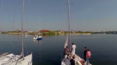 Yelkenli Yatlar Nehri üzerinde