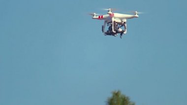 Ormanda uçan Quadcopter