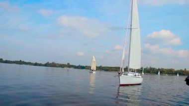 Nehirde yüzen yatlar