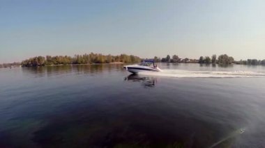 Sürat teknesi geniş Nehri üzerinde