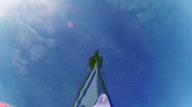 Su yansıması arayan adam