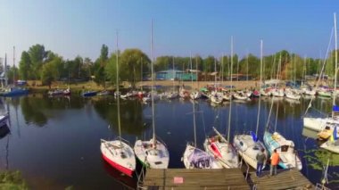 Birçok yatların liman