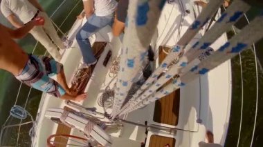 Güvertede çalışan erkekler