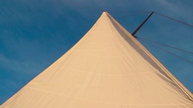 Beyaz gökyüzü karşı yelken