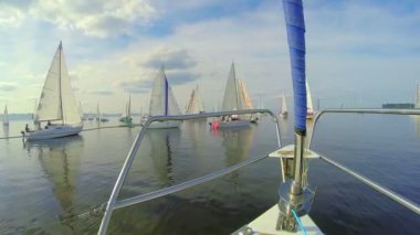 Denizde yelkenli yatlar