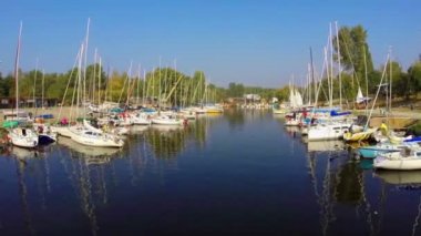 Şehir limanında demirlemiş yatlar