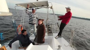 İnsanlar mürettebat yelkenli tekne