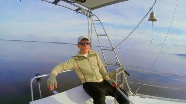 Geri kalan yatta olan erkek